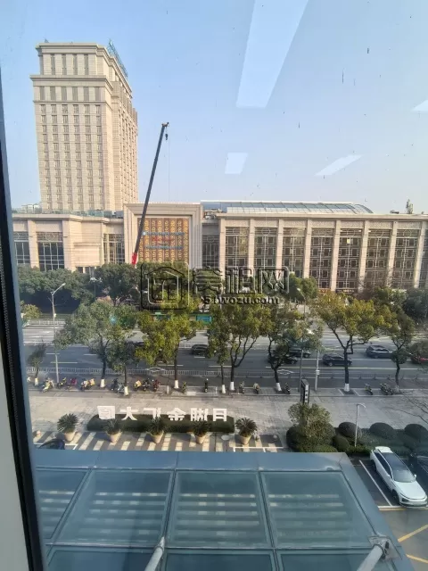 月湖金汇大厦出租面积37平，全套家具，包水电物业网络空调费