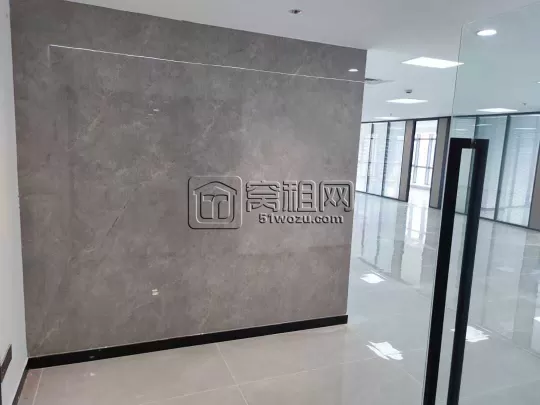华宏国际268平东南朝向好房出租，电梯口全亮隔间有兴趣面聊
