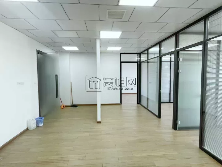 东部新城邱隘街道晨源大厦朝北123平，月租4100元出租三隔间+厅，独立空调