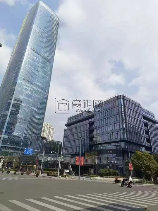 新世界宁波塔电梯口，面积约387平5个隔间，租金62000元/月