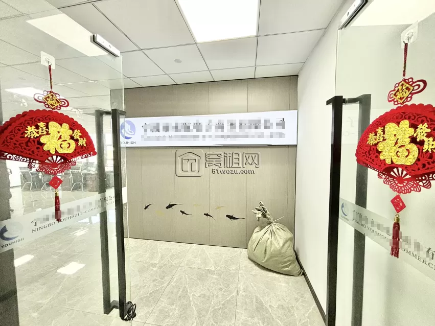 鄞州南部商务区3号线地铁口泰康大厦208平，带家具～三隔间出租