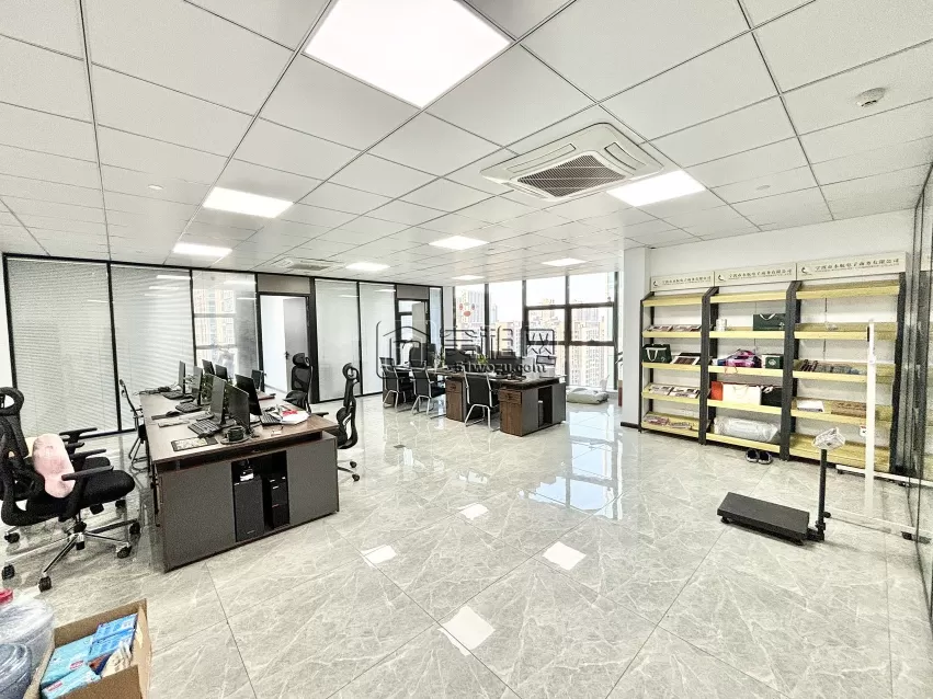 鄞州南部商务区3号线地铁口泰康大厦208平，带家具～三隔间出租