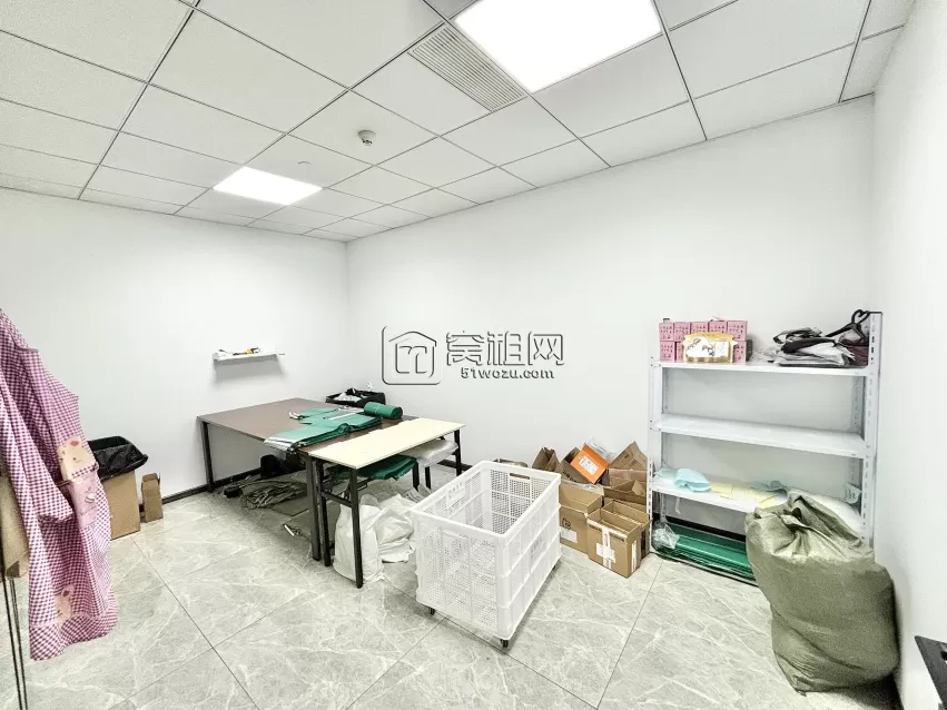 鄞州南部商务区3号线地铁口泰康大厦208平，带家具～三隔间出租