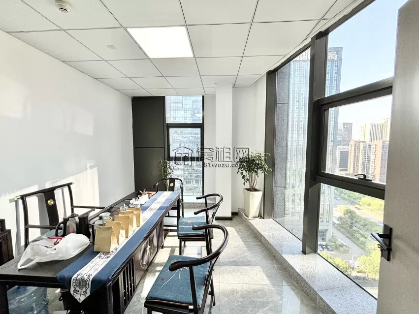 鄞州南部商务区3号线地铁口泰康大厦208平，带家具～三隔间出租