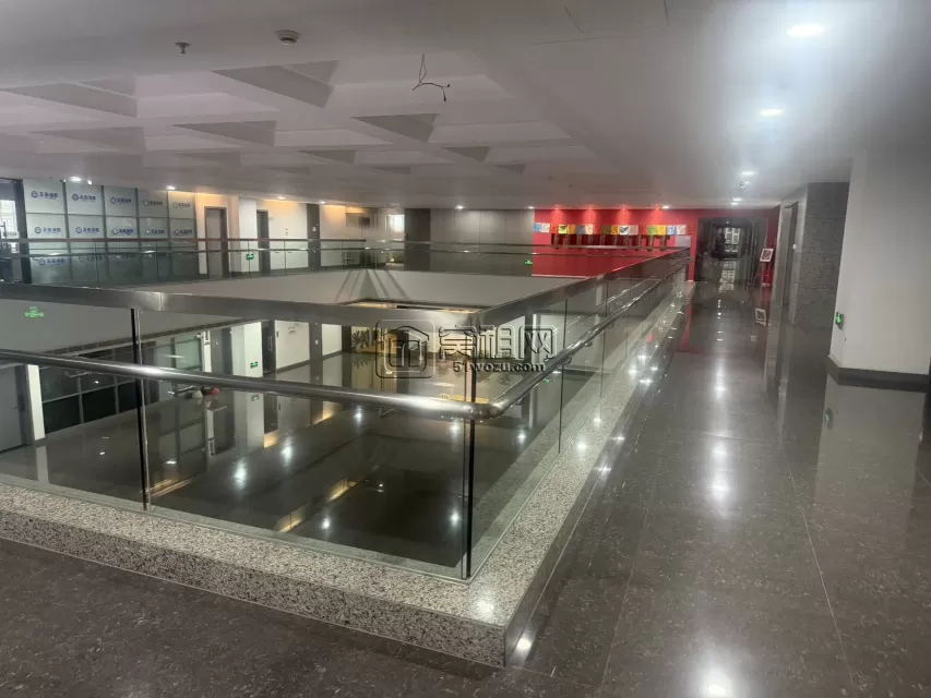 华茂总部壹号大厦对面布利杰商务大厦470平朝西北带阳台1.5块
