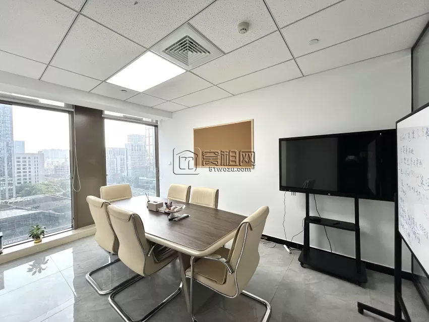 宁波商会办公室出租电梯口位置，东南朝向带上下水，480平方出租，内有9个隔间，租金2元