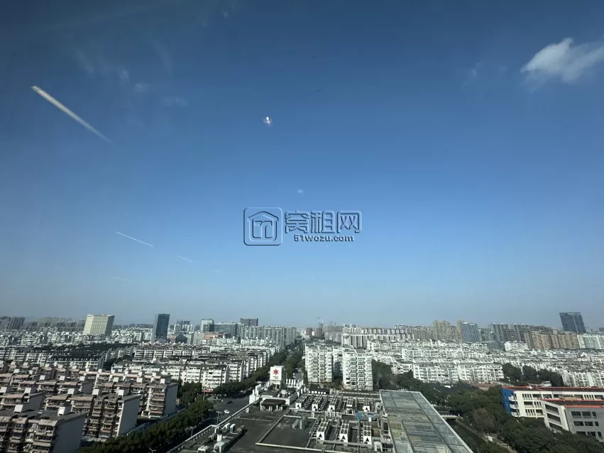 宁波三中对面泰富广场170平，月租金11376 ，朝北，两个隔间