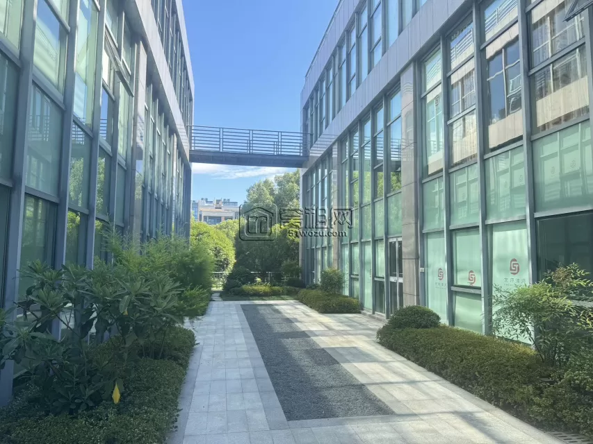 东部新城会展中心旁，八骏湾高端园林式办公，3F送露台甲方直租