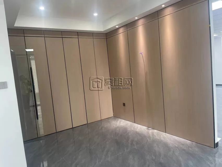 宁波城南大厦A座 朝东南 208平方，2隔间 全新精装修，24小时独立空调、得房率高 9300一月 3月底空出