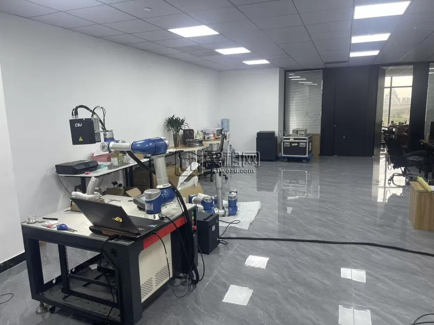 宁波城南大厦A座 朝东南 208平方，2隔间 全新精装修，24小时独立空调、得房率高 9300一月 3月底空出