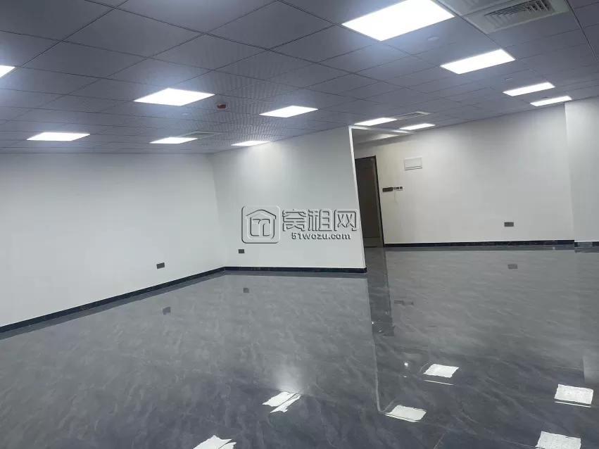 宁波城南大厦A座 朝东南 208平方，2隔间 全新精装修，24小时独立空调、得房率高 9300一月 3月底空出