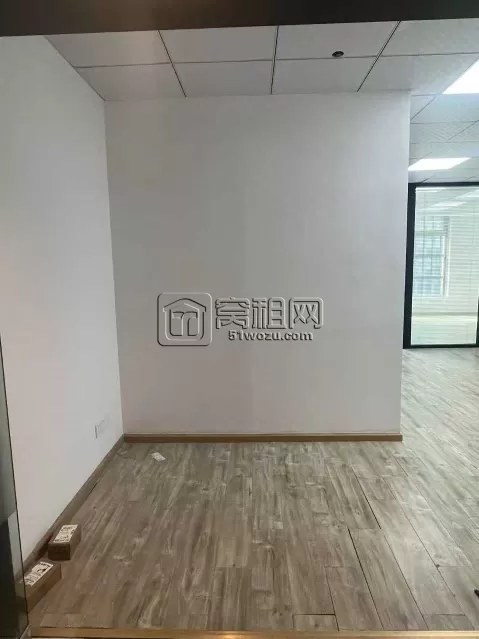 南部商务区红巨大厦137平，朝南，形象墙+2隔间，特价出租，5800元每月