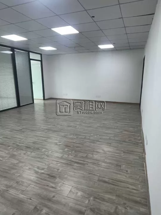 南部商务区红巨大厦137平，朝南，形象墙+2隔间，特价出租，5800元每月