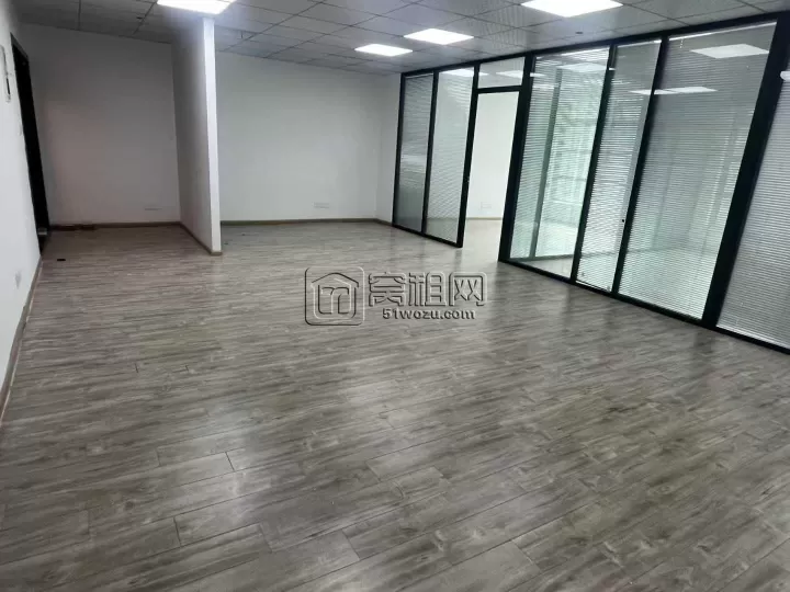南部商务区红巨大厦137平，朝南，形象墙+2隔间，特价出租，5800元每月