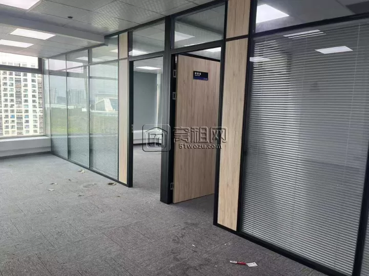 布利杰大厦隔壁红巨大厦120平，朝鄞州公园，形象墙+2隔间，特价出租，5200元每月