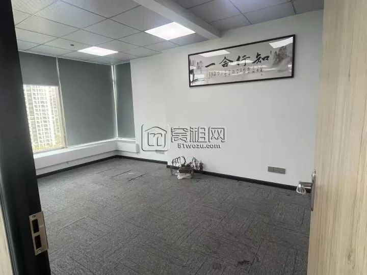 布利杰大厦隔壁红巨大厦120平，朝鄞州公园，形象墙+2隔间，特价出租，5200元每月