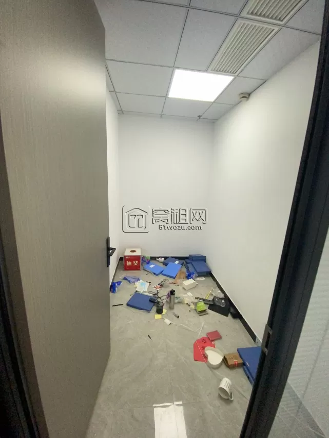 和义大道平安大厦对面写字楼汇金大厦205平米出租精装修交付单价1.8元/平米.天