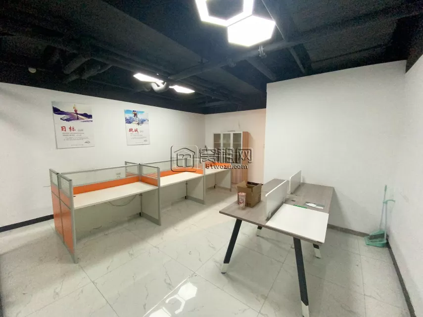 宁波天一豪景马路对面平安大厦70平  带1隔间办公室出租 全套家具租金3000元一个月