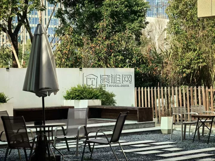 江北前洋柒里山野湖景别墅办公65平，豪华装修，带独立网络，一个独立办公室+4个工位