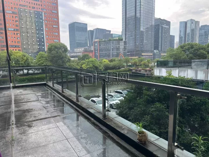 恒威大厦A座215平米沿河落地窗，有露台会所装修有厨房独立卫生出租