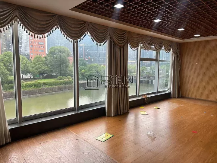 恒威大厦A座215平米沿河落地窗，有露台会所装修有厨房独立卫生出租