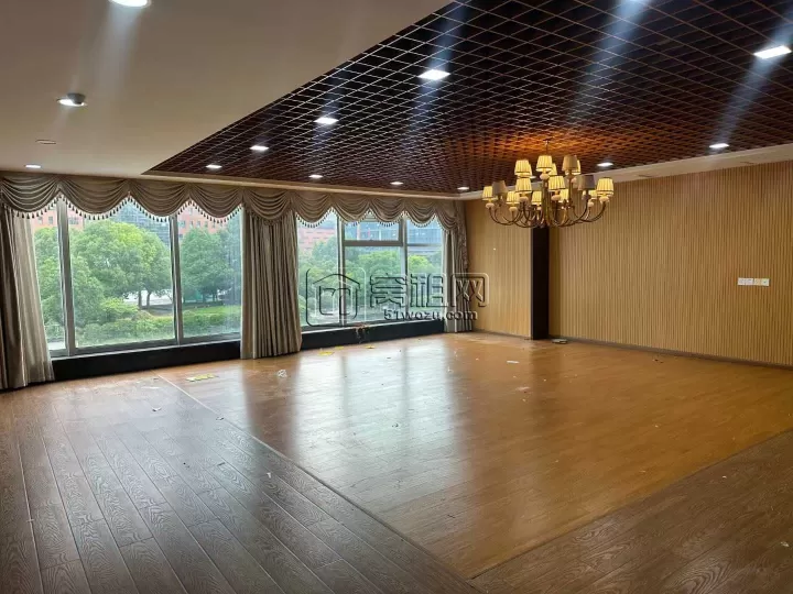 恒威大厦A座215平米沿河落地窗，有露台会所装修有厨房独立卫生出租