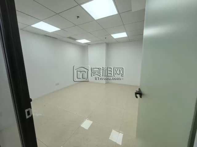 宁波高新区5号线地铁院士路站洲际酒店170平，两个落地窗，可带全套家具，物业费8元/平/月户型2+1格局
