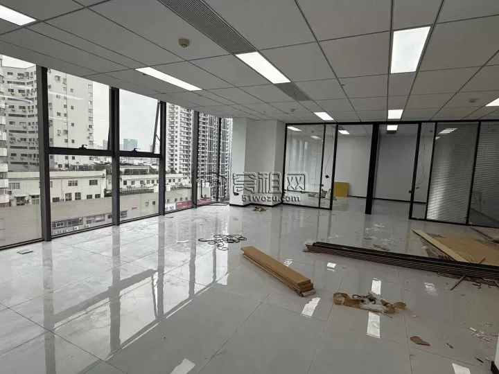 宁波威斯丁酒店隔壁5A甲级写字楼银亿环球中心 电梯口150平精装2个隔间，落地窗正朝南