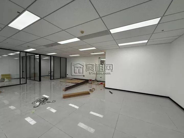宁波威斯丁酒店隔壁5A甲级写字楼银亿环球中心 电梯口150平精装2个隔间，落地窗正朝南