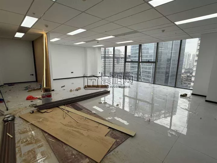 宁波威斯丁酒店隔壁5A甲级写字楼银亿环球中心 电梯口150平精装2个隔间，落地窗正朝南
