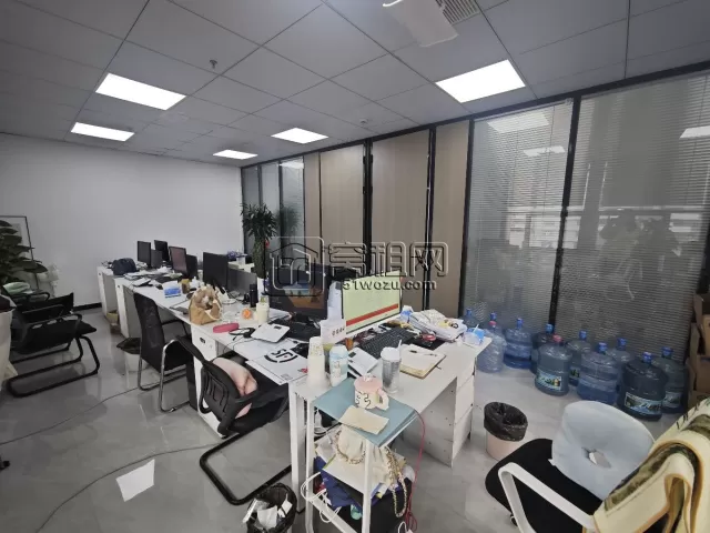 宁波世纪东方广场附近东城国际精装修，181平方出租，客户随时可搬