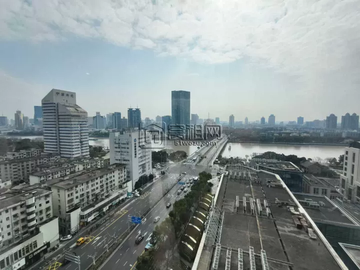 宁波来福士旁 钻石广场205平 三面采光好户型 独立空调带现成装修出租