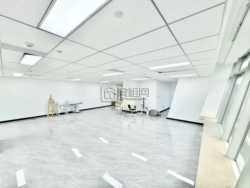 南苑环球五星级酒店办公电梯口位置204平，定制隔间，可接水源12400月出租