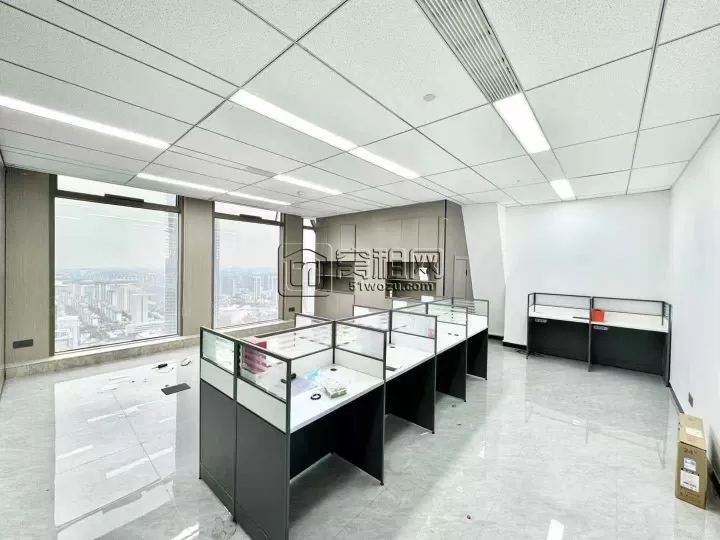 宁波商会国贸中心 电梯口，豪装 ​315平方，室内6个隔间 ​带公共会议室！独立空调