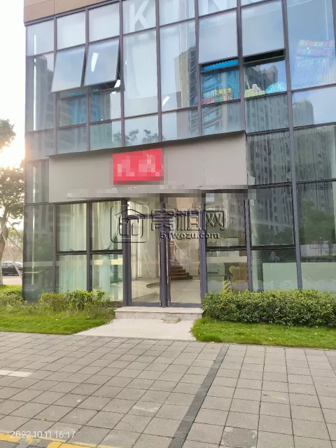 镇海同心路888号开元广场店铺145平店面，挑高5.4米，租金18.5万/年，物业费6元/平方.月