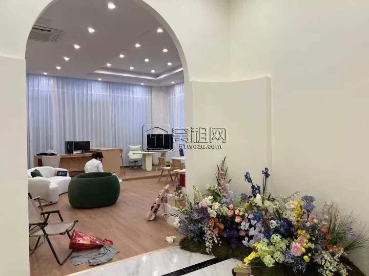 高桥文创园120平 大落地窗，层高高，适合各类工作室