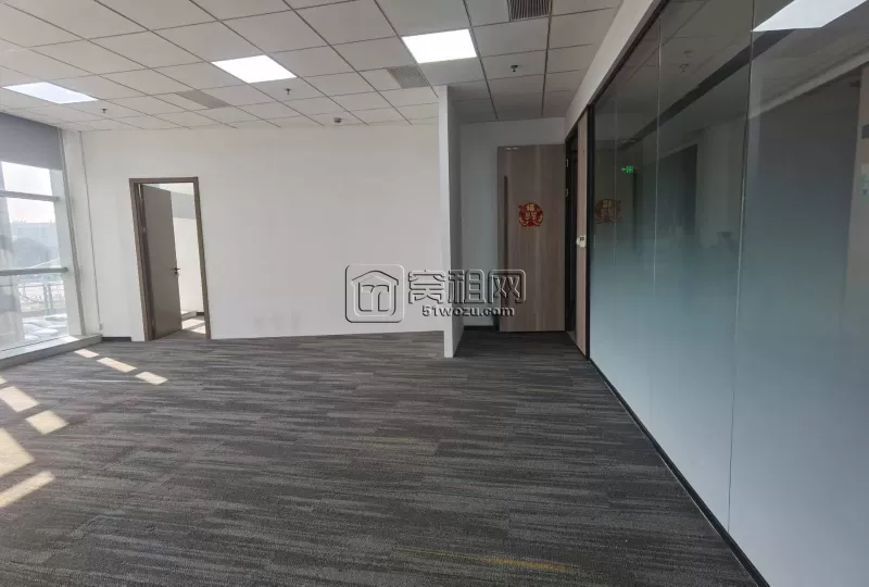 慧谷电商直播基地160平朝南落地窗出租，2个隔间