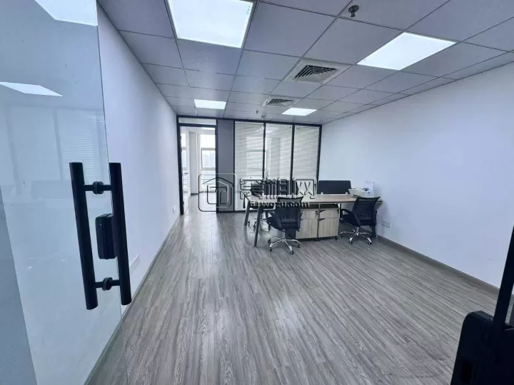 高新科技广场 江景房 南 65平  带​家具 出租