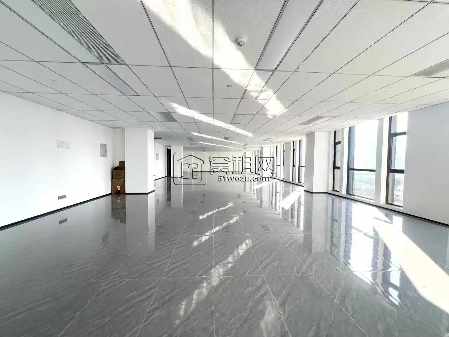 宁波供销大厦380平，定制隔间，可看江景，超大门头
