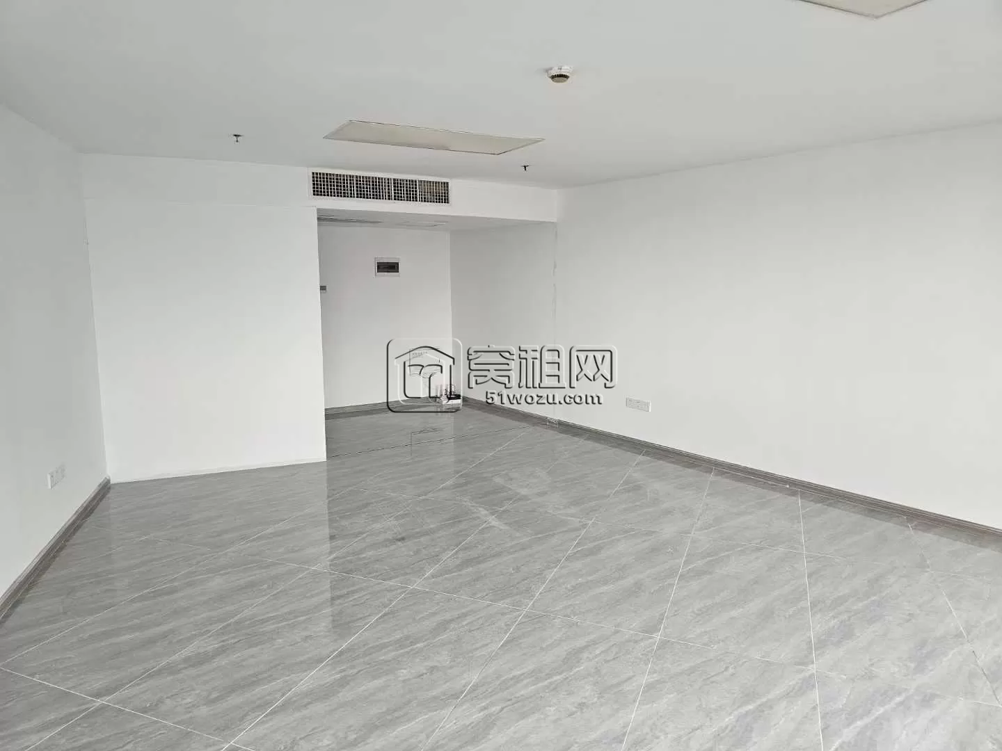 宁波东门口地铁站旁中农信大厦82.5平2800每月，中央空调，可定制1-2个隔断出租