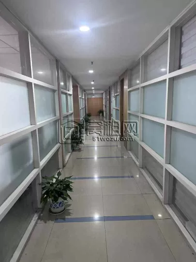 宁波恒隆中心对面海曙大厦朝南60平朝南，一个隔间，可翻新装修配家具，随时入住