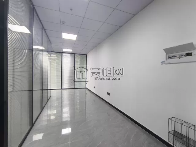 罗蒙大厦隔壁侨商大厦215平，东南三隔间10800元月租