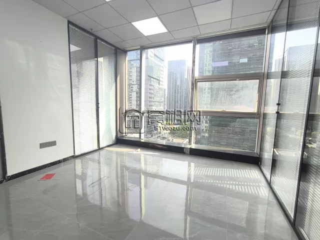 罗蒙大厦隔壁侨商大厦215平，东南三隔间10800元月租