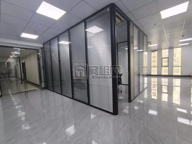 罗蒙大厦隔壁侨商大厦215平，东南三隔间10800元月租