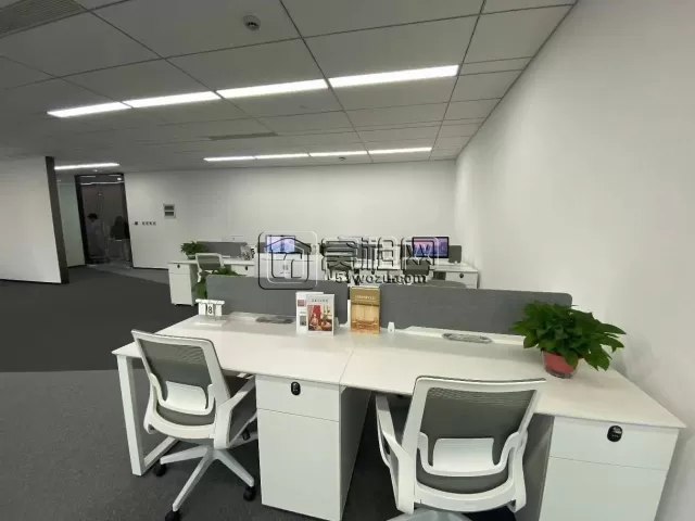 东部新城南苑环球酒店对面产业园出租面积239平3隔间办公室，格局可以改动