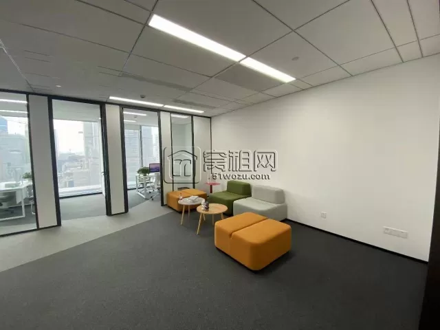 东部新城南苑环球酒店对面产业园出租面积239平3隔间办公室，格局可以改动