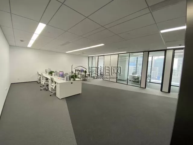 东部新城南苑环球酒店对面产业园出租面积239平3隔间办公室，格局可以改动