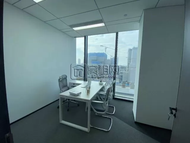 东部新城南苑环球酒店对面产业园出租面积239平3隔间办公室，格局可以改动