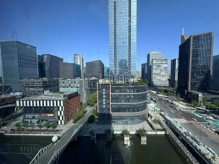 转租水街旁迪趣大厦130平出租1.6元/平米.天含专票