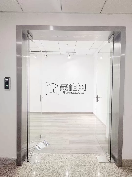 四号线潘火地铁口和荣大厦351平，户型方正干净敞亮，双面采光